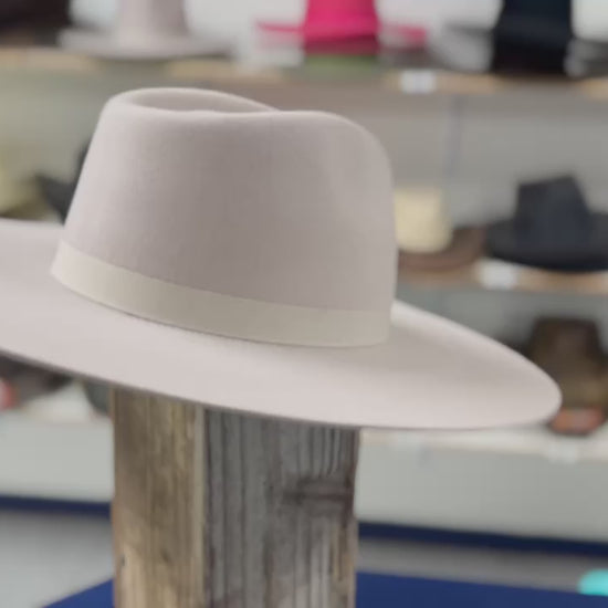 Classic Silver Belly wool cashmere Western hat, perfect for rodeo and ranch wear