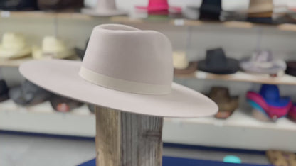 Classic Silver Belly wool cashmere Western hat, perfect for rodeo and ranch wear
